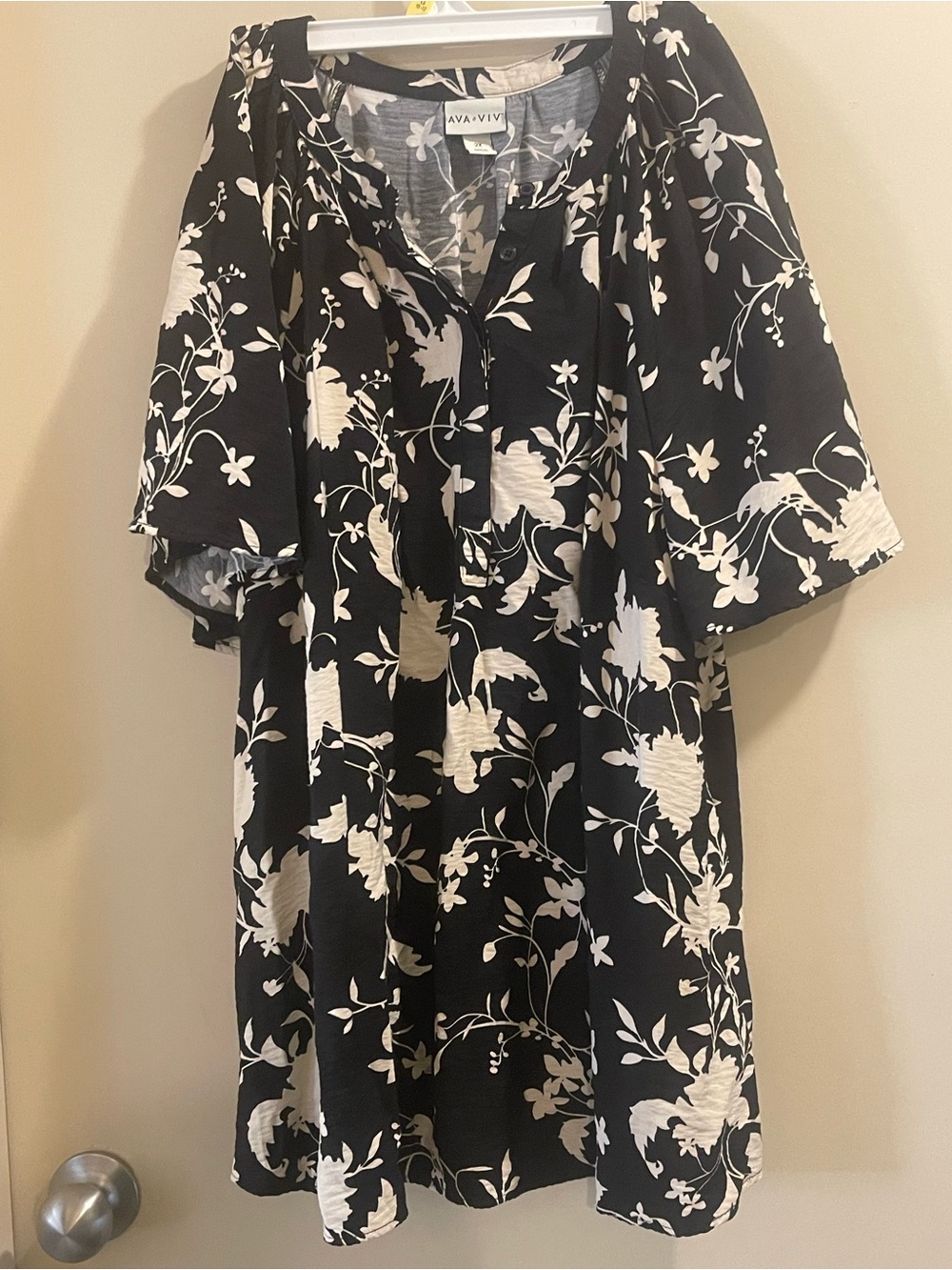 Ava & Viv Black and White Floral Pullover Tunic